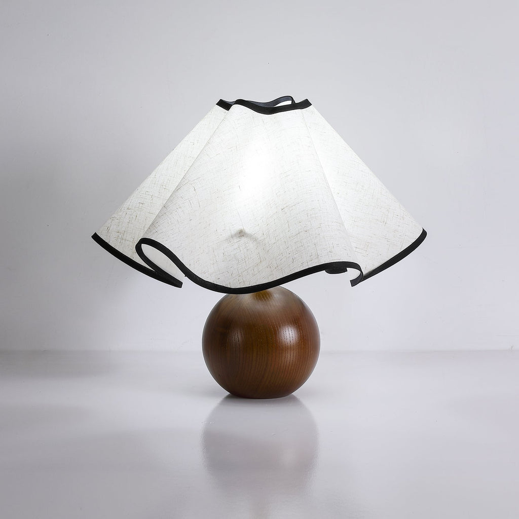 Candeeiro de mesa Wavecrest com abajur ondulado em tecido, base de madeira ∅15″, abajur de linho E26/E27 bege, nogueira e preto, interruptor no cabo, cabo de 59″, design de ondas orgânicas — Sansoti