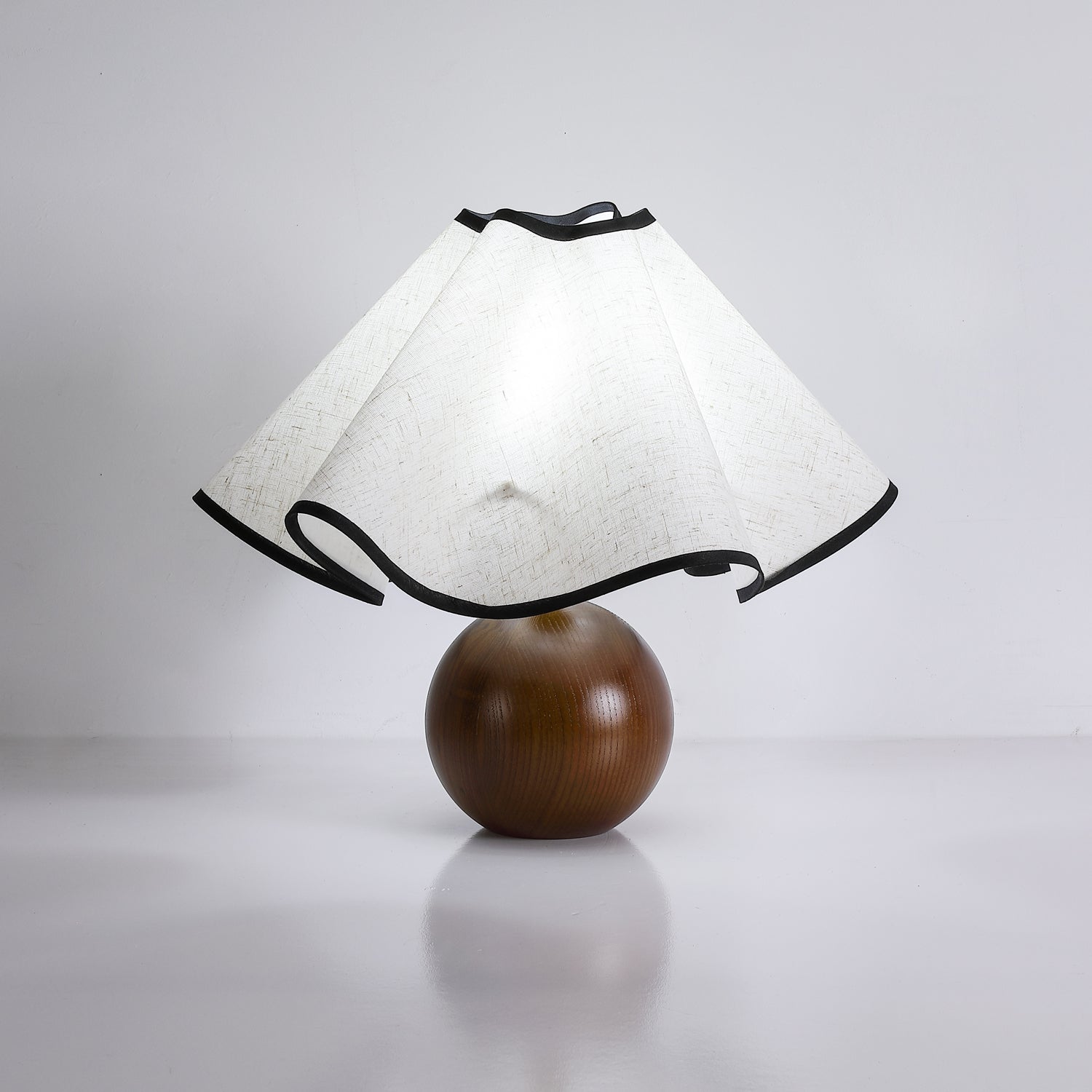 Candeeiro de mesa Wavecrest com abajur ondulado em tecido, base de madeira ∅15″, abajur de linho E26/E27 bege, nogueira e preto, interruptor no cabo, cabo de 59″, design de ondas orgânicas — Sansoti