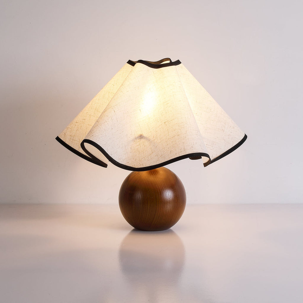 Candeeiro de mesa Wavecrest com abajur ondulado em tecido, base de madeira ∅15″, abajur de linho E26/E27 bege, nogueira e preto, interruptor no cabo, cabo de 59″, design de ondas orgânicas — Sansoti