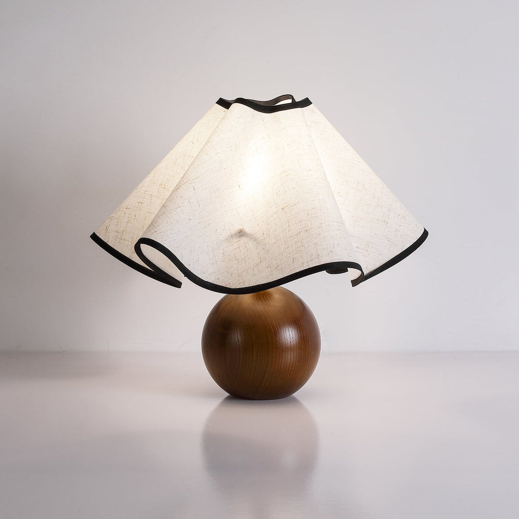 Candeeiro de mesa Wavecrest com abajur ondulado em tecido, base de madeira ∅15″, abajur de linho E26/E27 bege, nogueira e preto, interruptor no cabo, cabo de 59″, design de ondas orgânicas — Sansoti