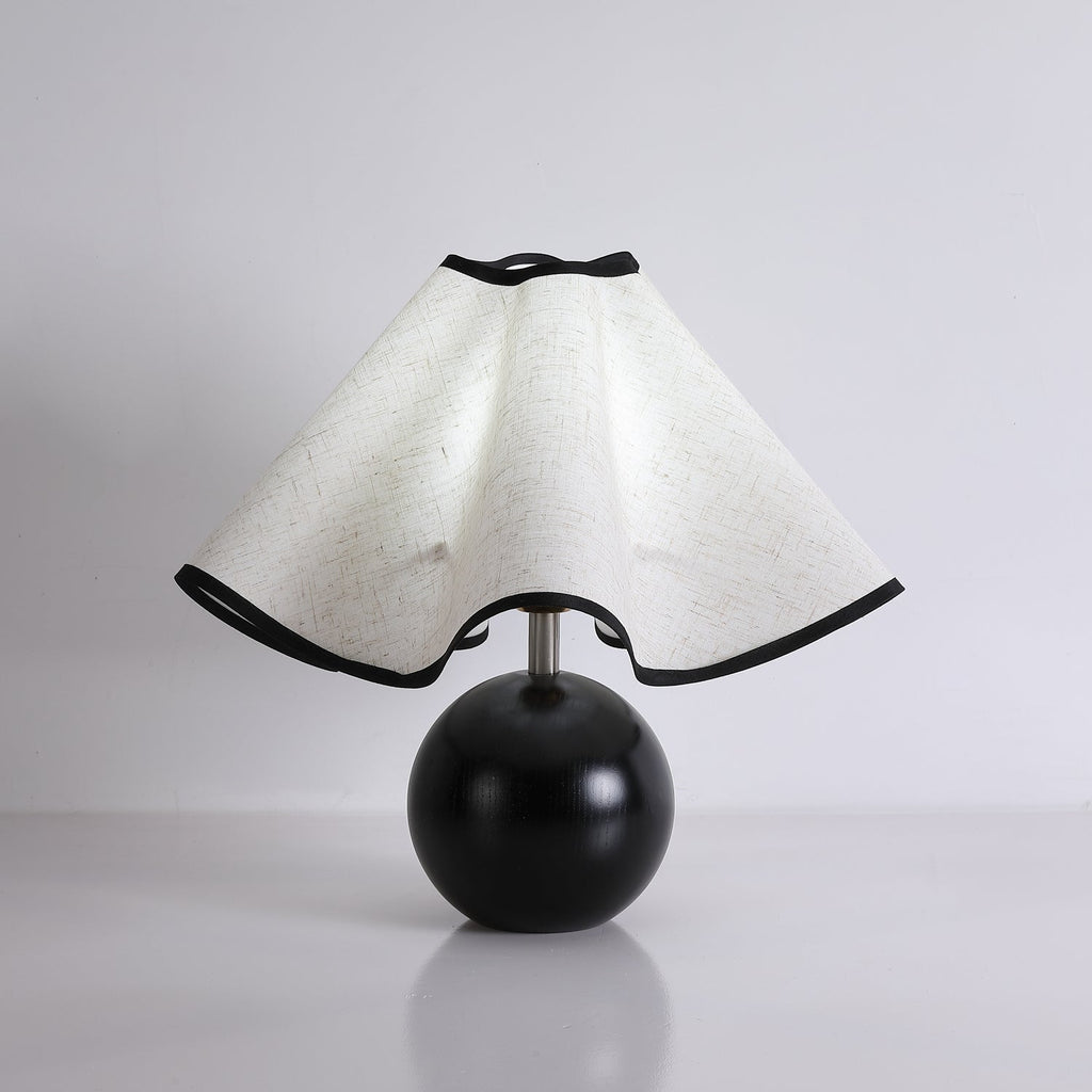Candeeiro de mesa Wavecrest com abajur ondulado em tecido, base de madeira ∅15″, abajur de linho E26/E27 bege, nogueira e preto, interruptor no cabo, cabo de 59″, design de ondas orgânicas — Sansoti