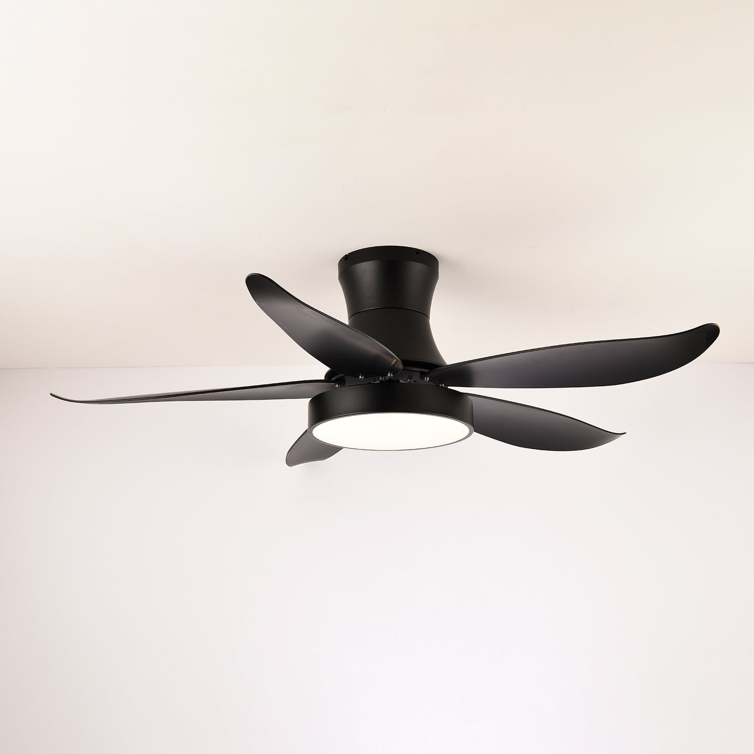 Takvifte med belysning 132 cm, moderne svart metall og plast, LED 24 W, justerbar med 6 hastigheter – Lamylie