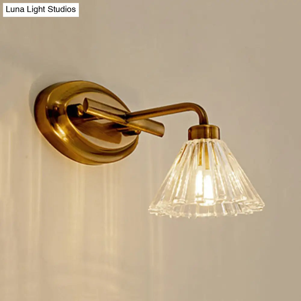 مصباح حائط زجاجي مخروطي بلمسة نحاسية | تصميم عصري بإضاءة LED للحمّام ودورة المياه - لاميلي