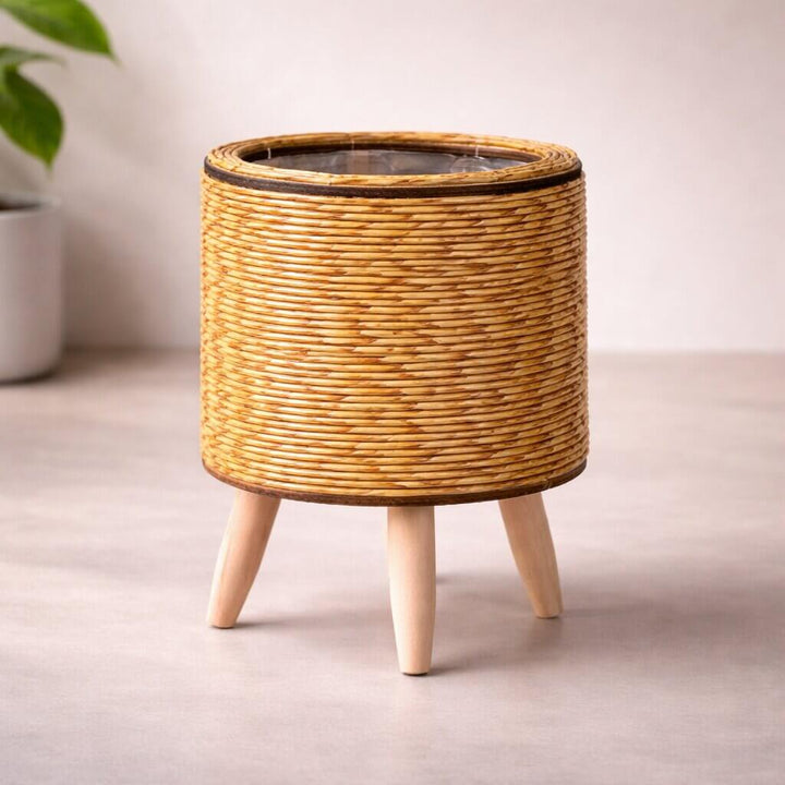 Pot pour plantes avec support en bois | Texture de panier tressé | Convient à l’intérieur comme à l’extérieur | Plantara - Lamylie