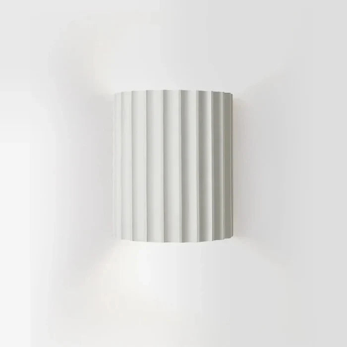 Wandlampe aus Harz mit geriffeltem Schirm – zeitgenössisches Innendesign - Lamylie