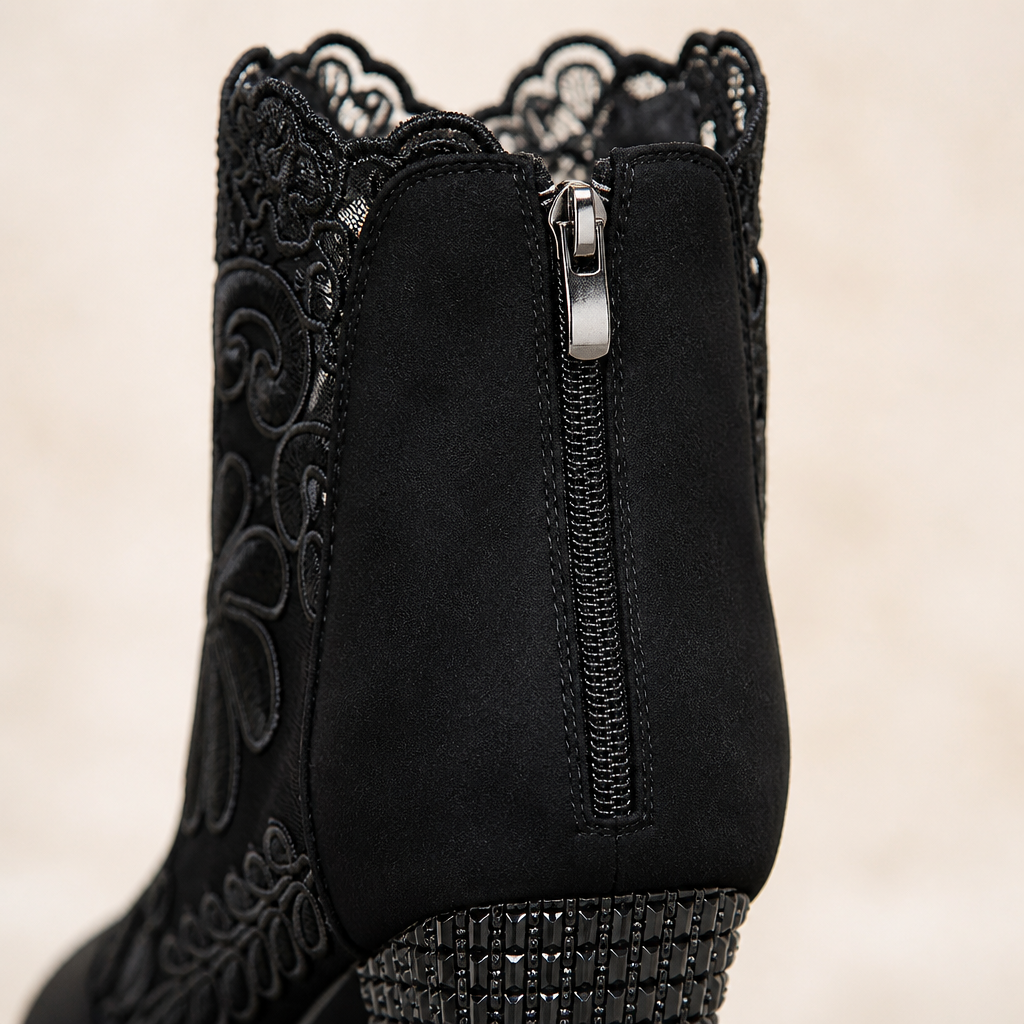 MystiLuxe – Bottines à talon carré en dentelle florale avec ornements en strass - Lamylie