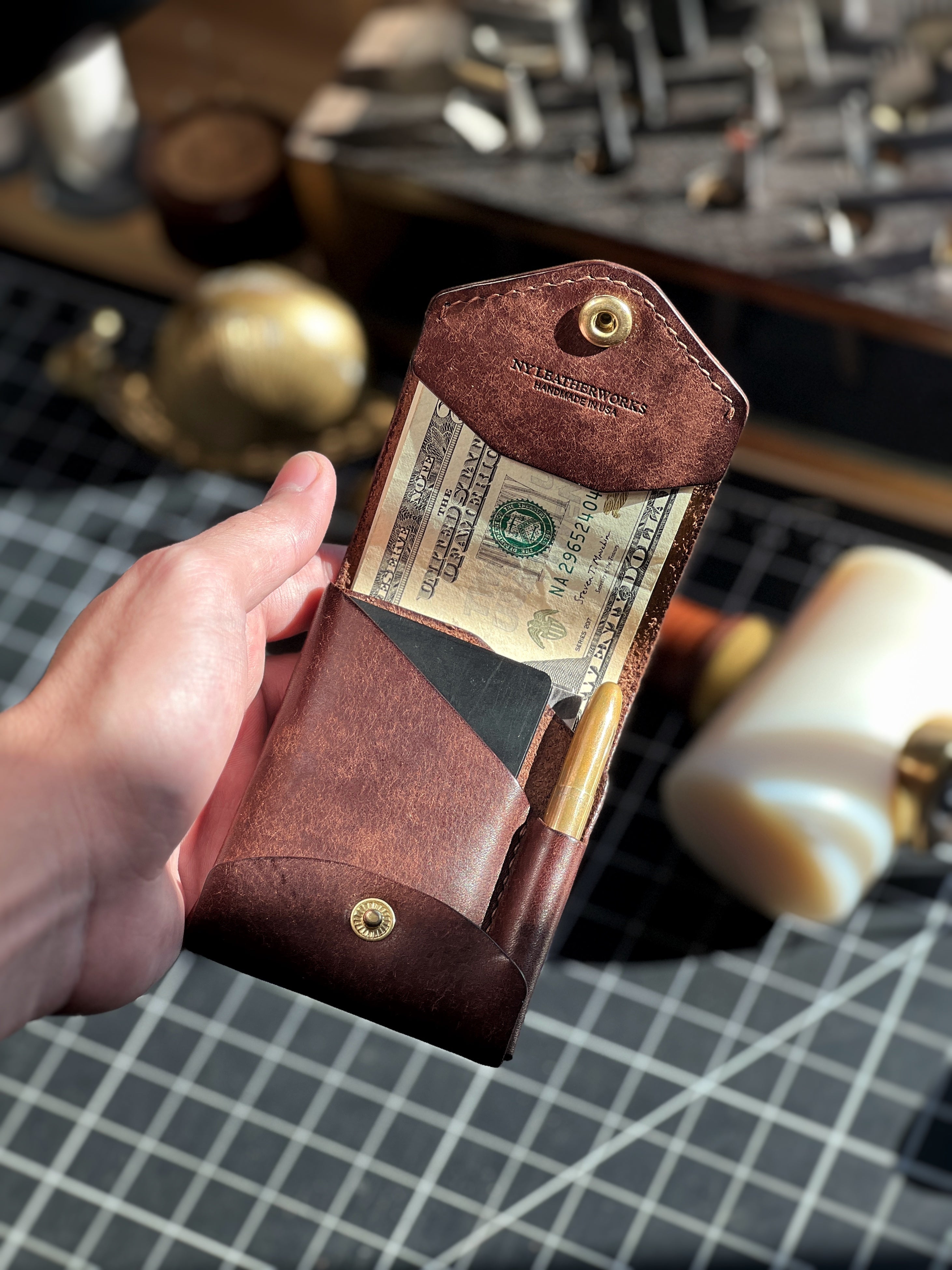 Portofel din piele lucrat manual, cu suport pentru pix | Piele integrală | Design compact – Lamylie