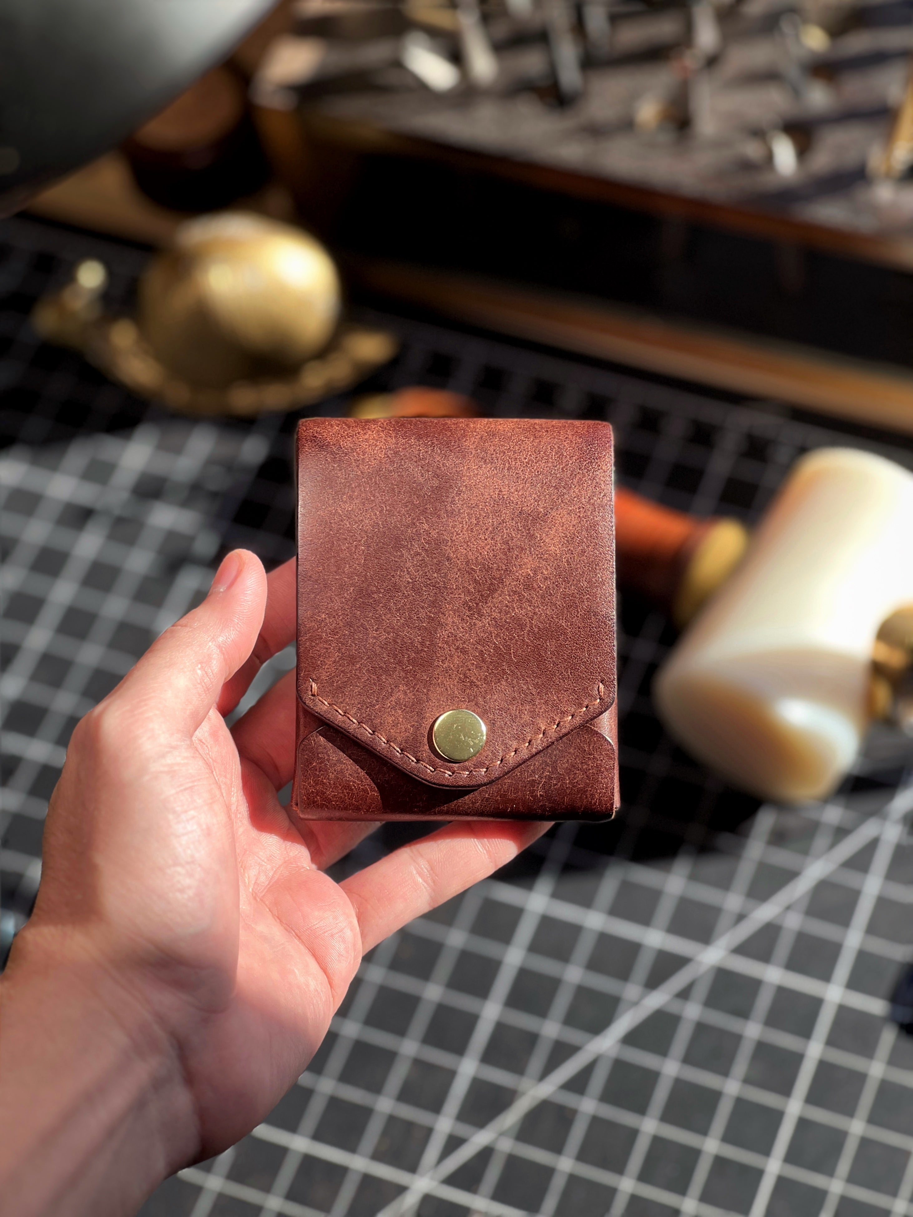 Portofel din piele lucrat manual, cu suport pentru pix | Piele integrală | Design compact – Lamylie
