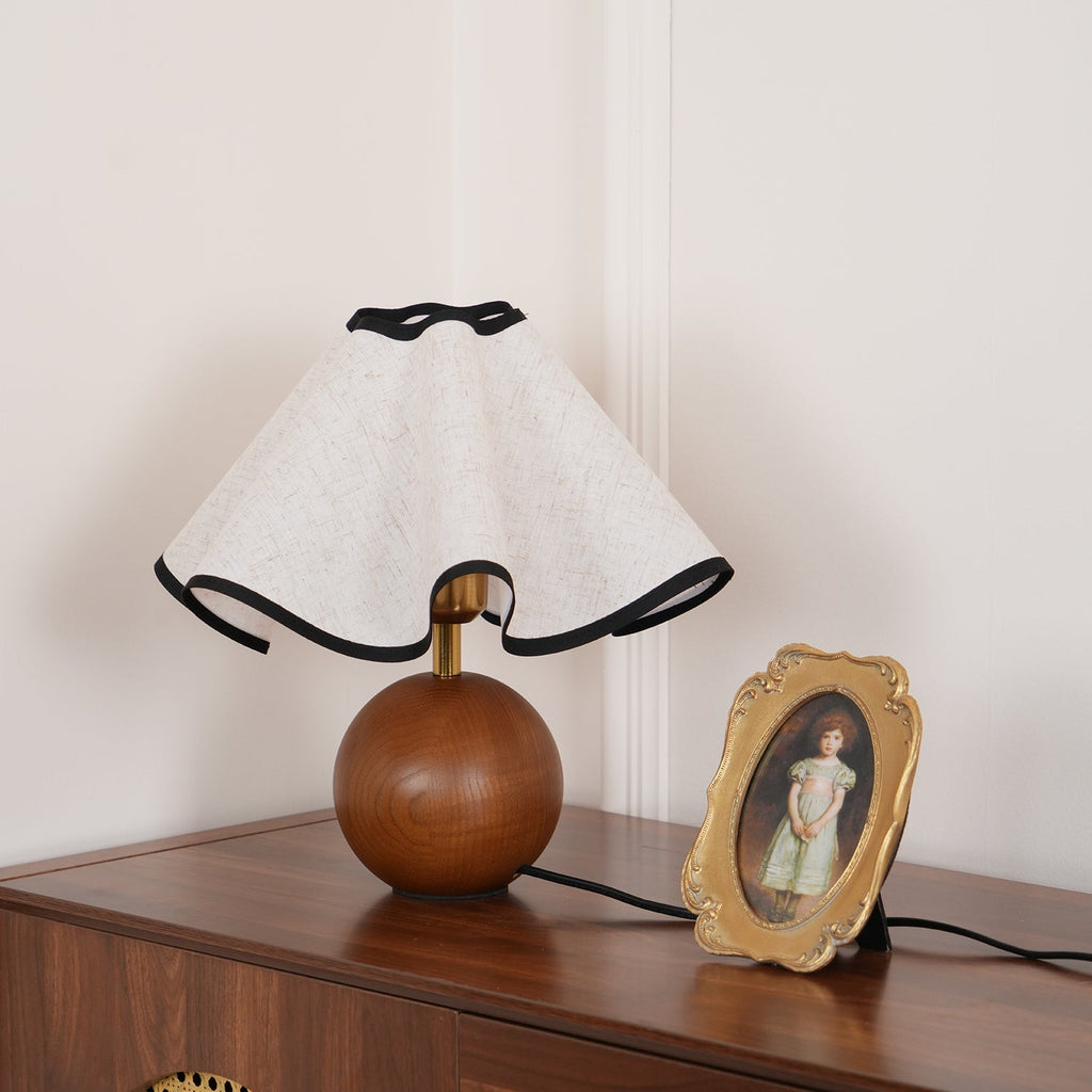 Candeeiro de mesa Wavecrest com abajur ondulado em tecido, base de madeira ∅15″, abajur de linho E26/E27 bege, nogueira e preto, interruptor no cabo, cabo de 59″, design de ondas orgânicas — Sansoti