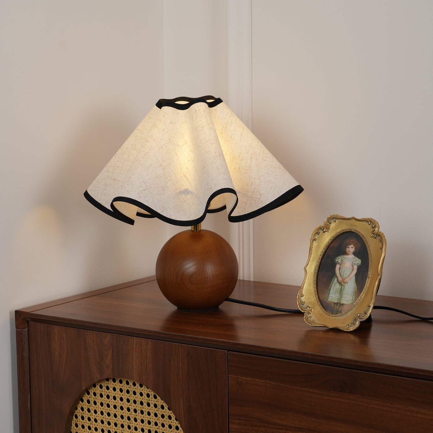 Candeeiro de mesa Wavecrest com abajur ondulado em tecido, base de madeira ∅15″, abajur de linho E26/E27 bege, nogueira e preto, interruptor no cabo, cabo de 59″, design de ondas orgânicas — Sansoti