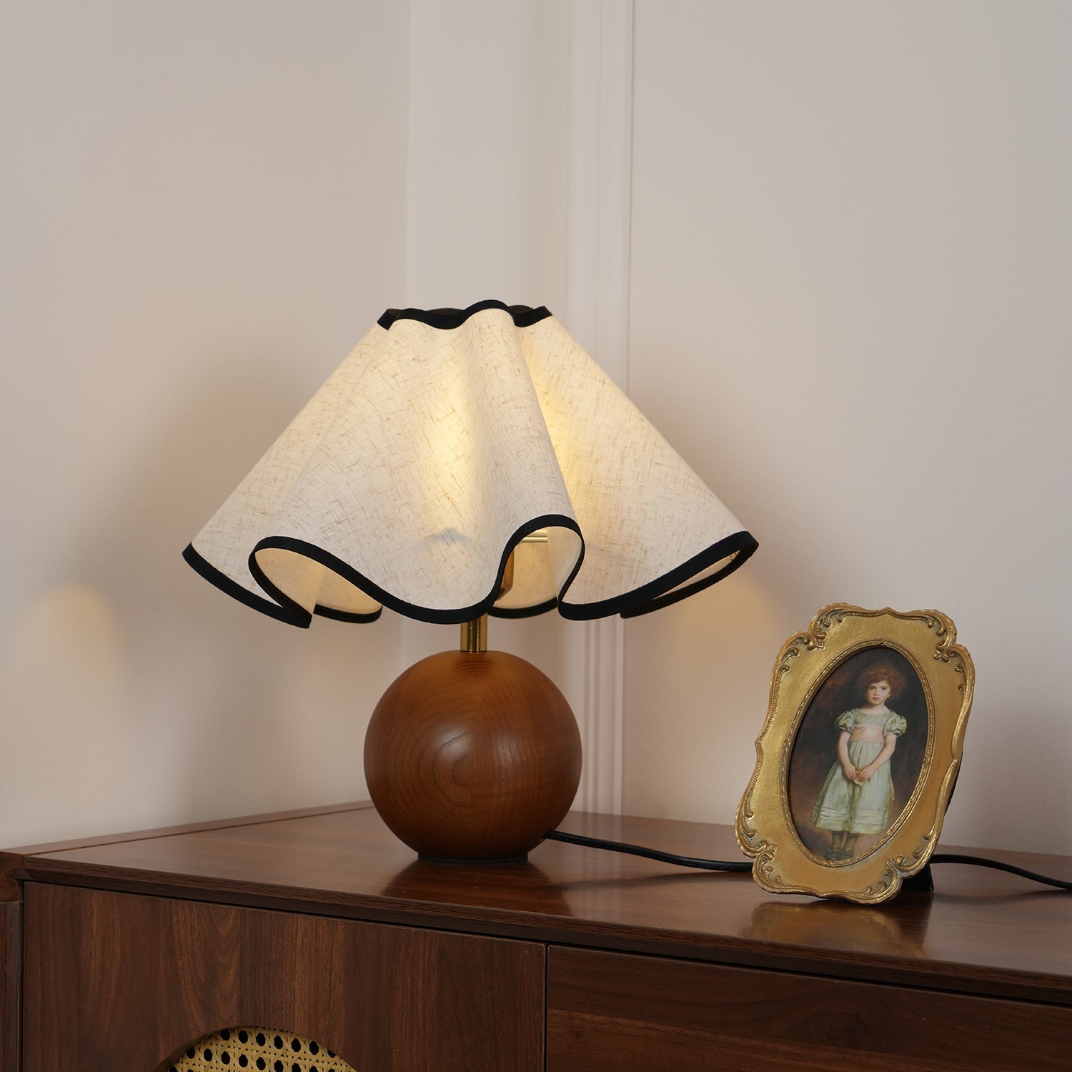 Candeeiro de mesa Wavecrest com abajur ondulado em tecido, base de madeira ∅15″, abajur de linho E26/E27 bege, nogueira e preto, interruptor no cabo, cabo de 59″, design de ondas orgânicas — Sansoti
