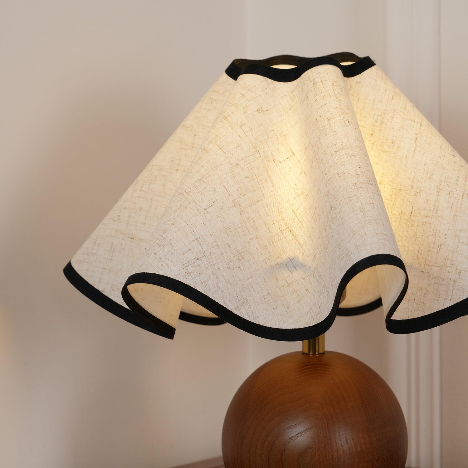 Candeeiro de mesa Wavecrest com abajur ondulado em tecido, base de madeira ∅15″, abajur de linho E26/E27 bege, nogueira e preto, interruptor no cabo, cabo de 59″, design de ondas orgânicas — Sansoti