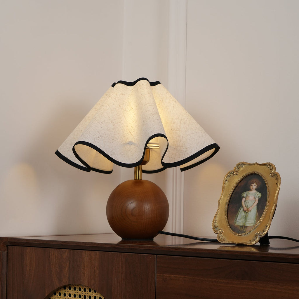 Candeeiro de mesa Wavecrest com abajur ondulado em tecido, base de madeira ∅15″, abajur de linho E26/E27 bege, nogueira e preto, interruptor no cabo, cabo de 59″, design de ondas orgânicas — Sansoti