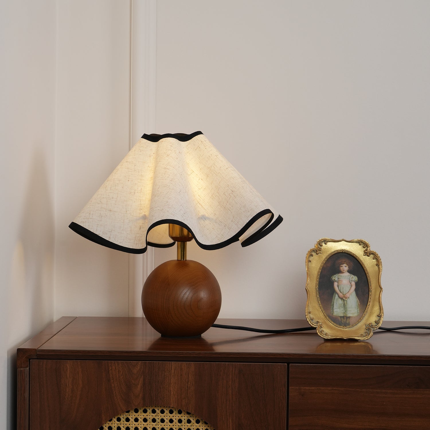 Candeeiro de mesa Wavecrest com abajur ondulado em tecido, base de madeira ∅15″, abajur de linho E26/E27 bege, nogueira e preto, interruptor no cabo, cabo de 59″, design de ondas orgânicas — Sansoti
