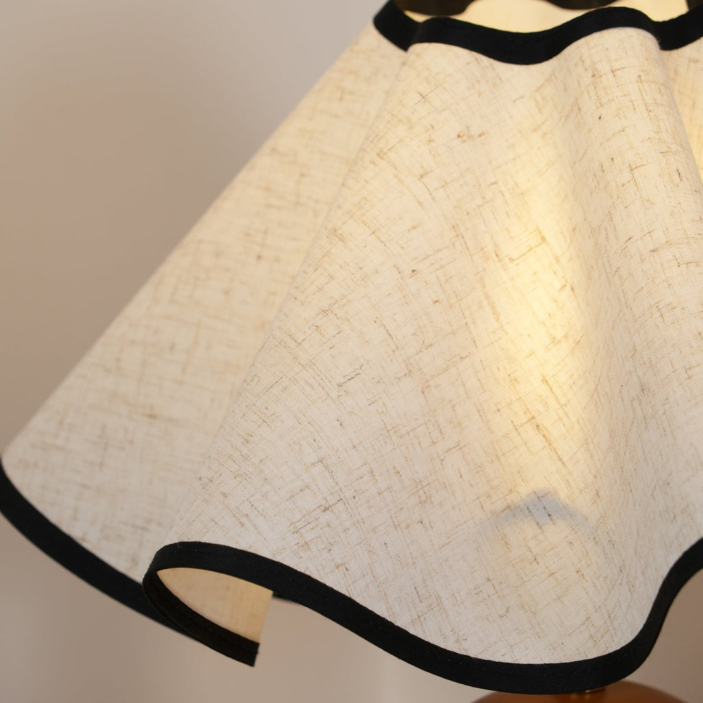 Candeeiro de mesa Wavecrest com abajur ondulado em tecido, base de madeira ∅15″, abajur de linho E26/E27 bege, nogueira e preto, interruptor no cabo, cabo de 59″, design de ondas orgânicas — Sansoti