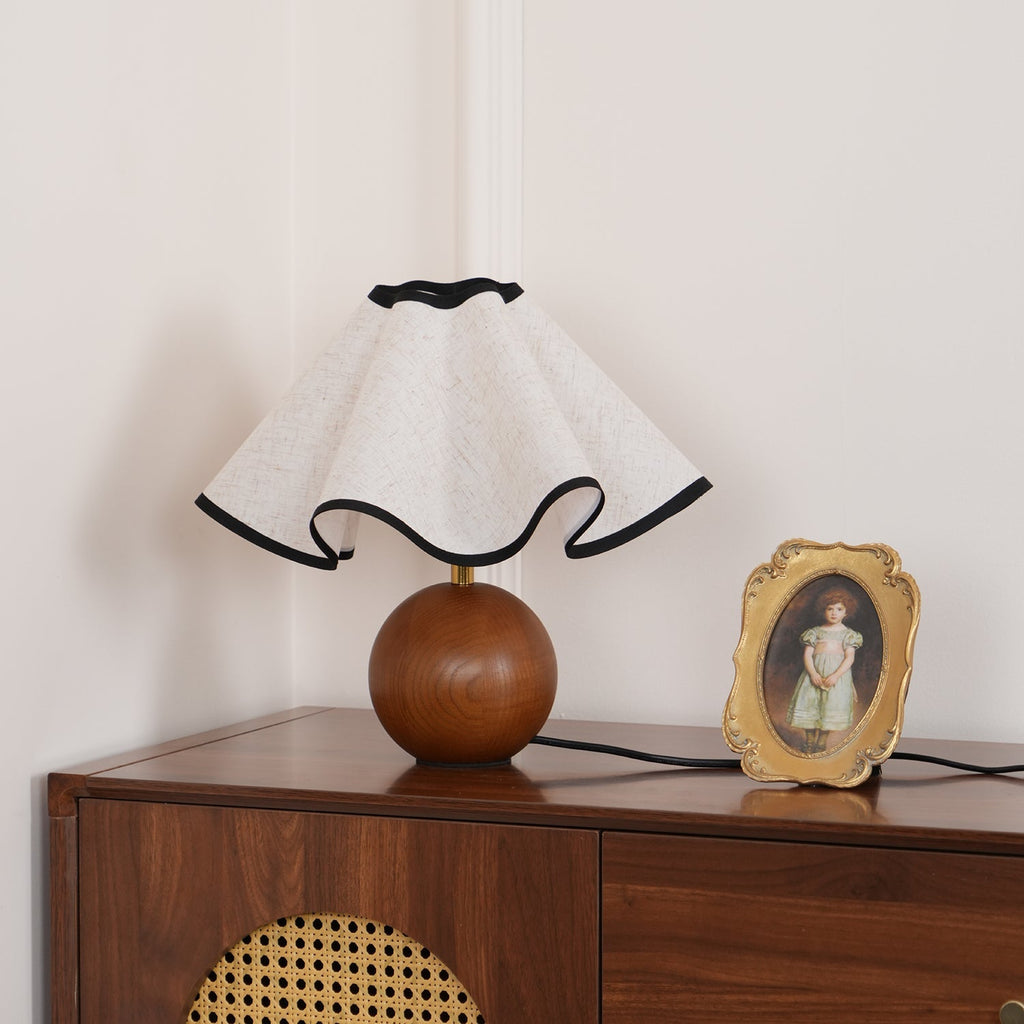 Candeeiro de mesa Wavecrest com abajur ondulado em tecido, base de madeira ∅15″, abajur de linho E26/E27 bege, nogueira e preto, interruptor no cabo, cabo de 59″, design de ondas orgânicas — Sansoti