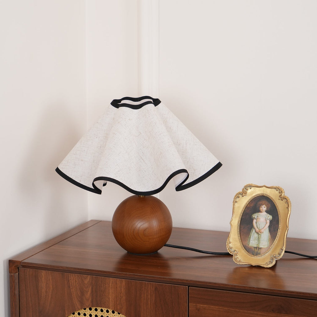 Candeeiro de mesa Wavecrest com abajur ondulado em tecido, base de madeira ∅15″, abajur de linho E26/E27 bege, nogueira e preto, interruptor no cabo, cabo de 59″, design de ondas orgânicas — Sansoti