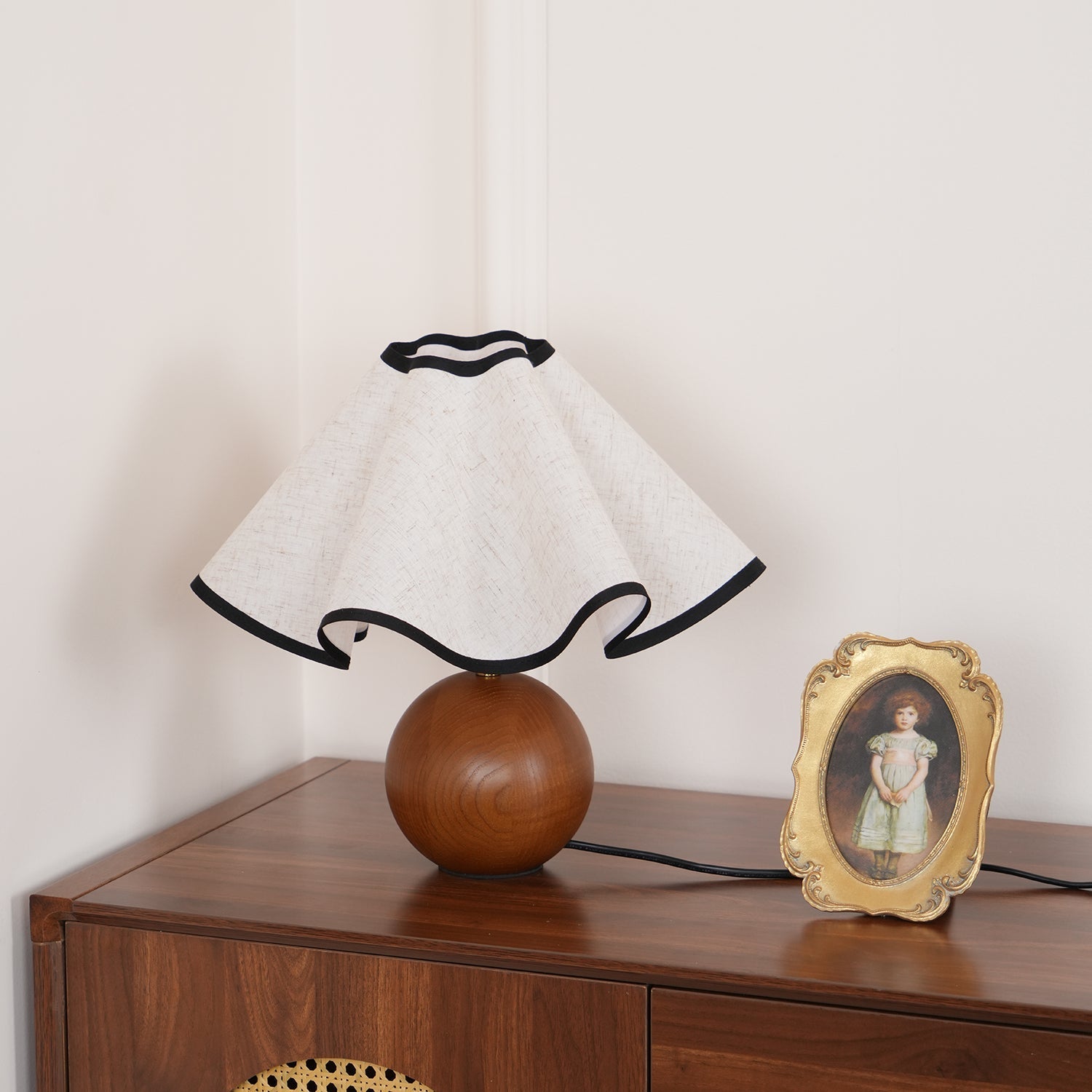 Candeeiro de mesa Wavecrest com abajur ondulado em tecido, base de madeira ∅15″, abajur de linho E26/E27 bege, nogueira e preto, interruptor no cabo, cabo de 59″, design de ondas orgânicas — Sansoti